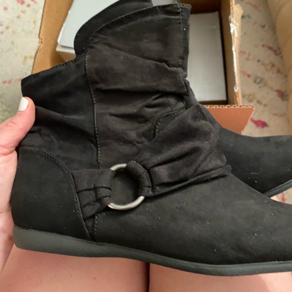Avenue 10w booties nwot